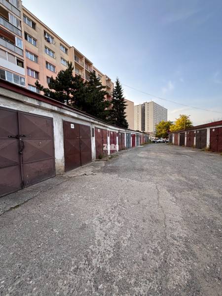 Garázsok a Kassán, a Nyugati városrész Považská utcáján, lakóházakkal.