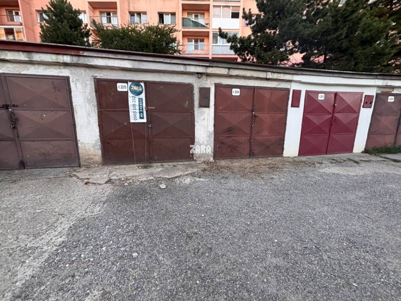 Garázsok a Považská utcán, Kassa - Nyugati városrész, háttérben egy lakóházzal.