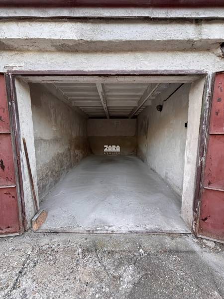 Nyitott garázs a Kassai Považská utcában, Západ városrészben, betonpadlóval.