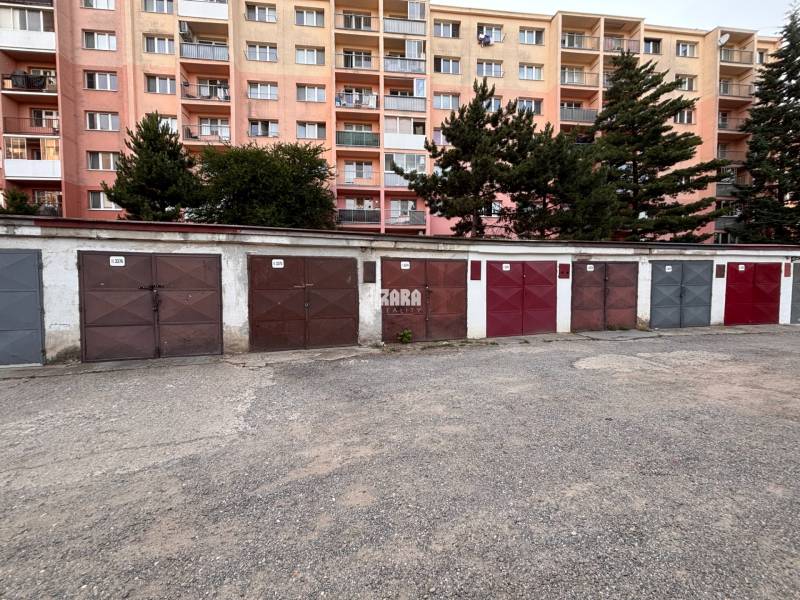 Garázsok a Kassán, a Nyugati városrész Považská utcáján, háttérben egy panelház.