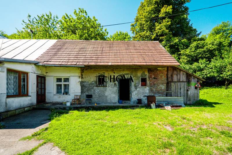 Családi ház Lúkyban, a Lúky utcán, hagyományos tetővel és zöld külsővel.