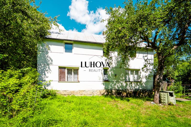 A Lúky utcában található családi házat természet és fák veszik körül.