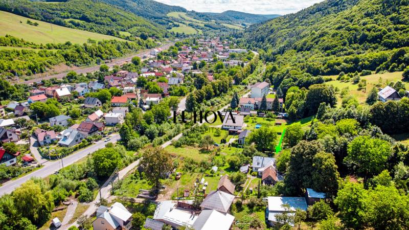 Rétek a vasút közelében, dombokkal körülvéve, bemutatják a családi házak sokféleségét Lúkyban.