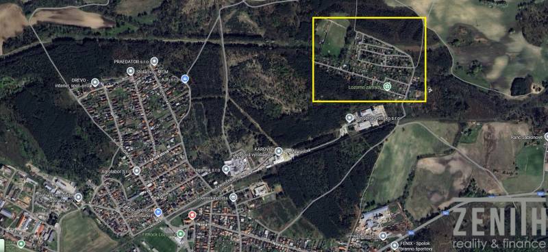 Légi felvétel Lozornóról, kerteket mutatva, amelyeket erdők és mezők vesznek körül.