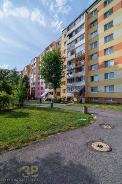 Lakóház a Záborského utcában, Poprádon, zölddel és járdákkal körülvéve.