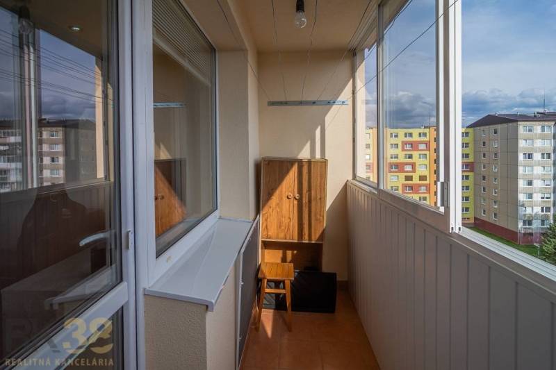 Üvegezett loggia egy 3 szobás lakásban, kilátással a panelházakra Poprádon, a Záborského utcában.