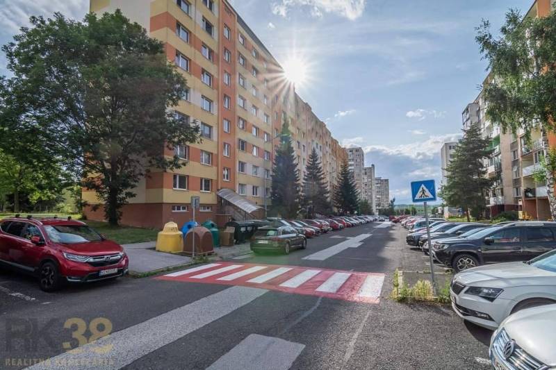 Záborského lakókonténer Poprádon parkolóval és konténerekkel egy 3 szobás lakásra.