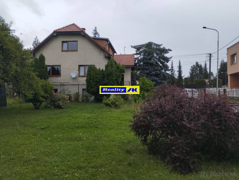Családi ház Martinban, rendezett kerttel, fákkal és bokrokkal körülvéve.
