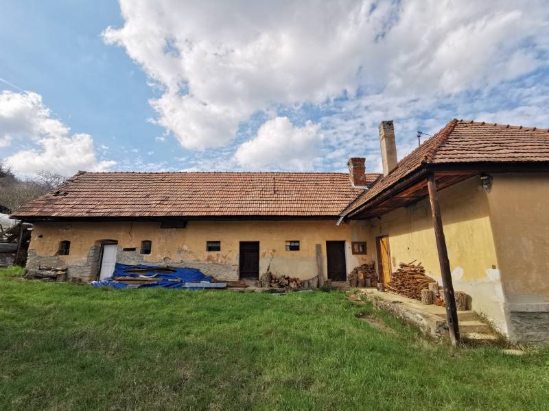 Egy régebbi családi ház Nitrianske Sučanyban, amelyet fű és fa vesz körül a Nitrianske Sučany utcában.