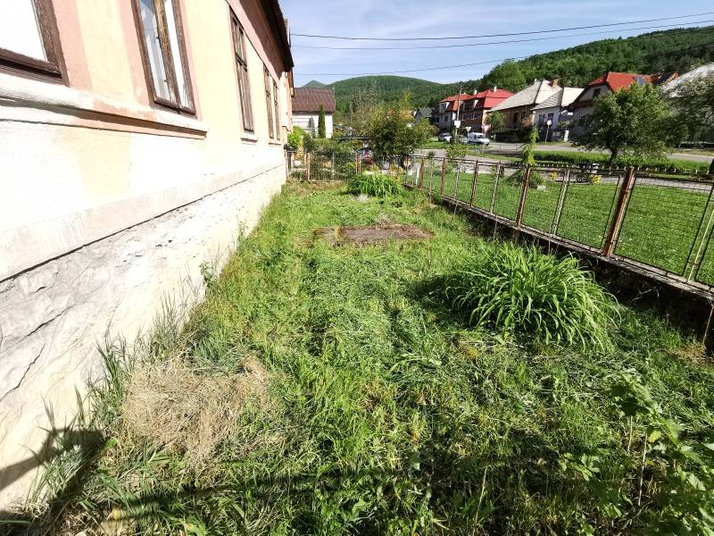 Nitriansky Sučanyban található családi ház kertje, kilátással az utcára és a hegyekre.