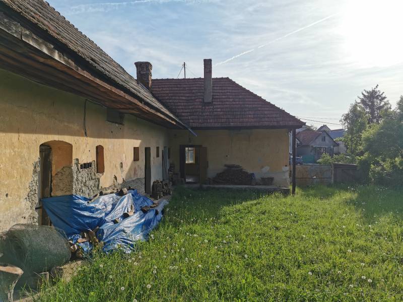 Egy régebbi családi ház Nitrianskych Sučanyban, a Nitrianskych Sučany utcában, füves telken.