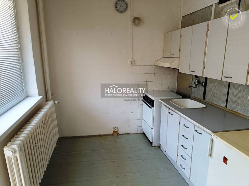 Konyha egy egyszobás lakásban tűzhellyel, mosogatóval és konyhaszekrényekkel.
