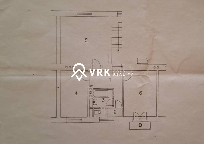 Két szobás lakás alaprajza helyiségekkel és erkéllyel, ideális lakhatásra.