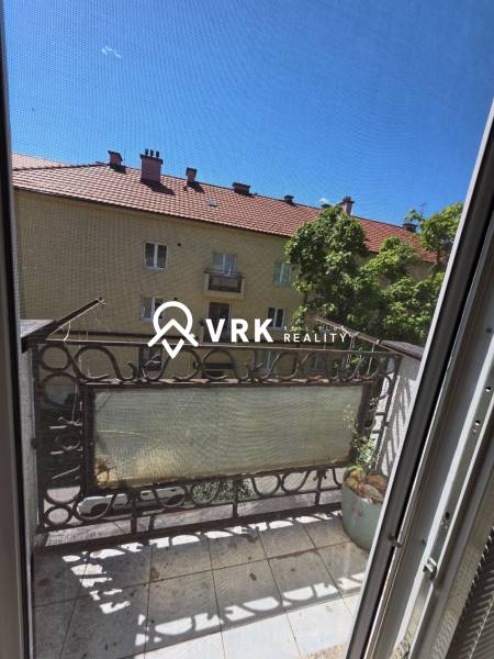 Erkély egy kétszobás lakásban, kilátással a szomszédos épületre és tetőkre, Kassán - Déli városrész, Pasteur tér.