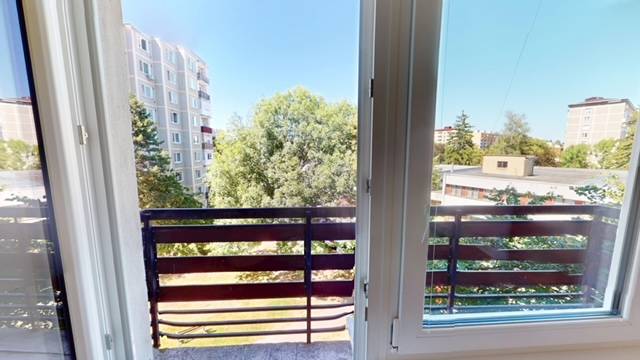 Kilátás egy 2 szobás lakásból a Centrum I. utcán Dubnica nad Váhom városában, erkéllyel és zöldövezettel.