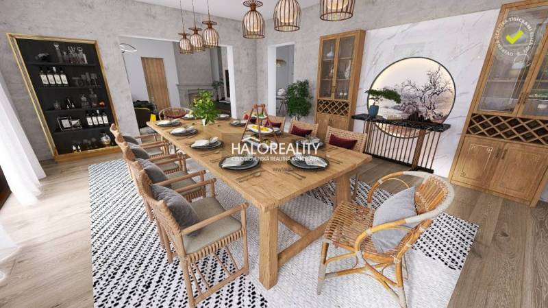 Ebédlő egy családi házban, faasztallal, rattan székekkel és elegáns dekorációval.