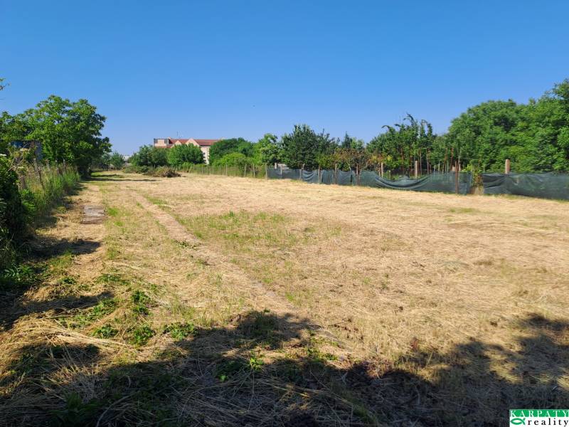 Kereskedelmi területek - zöldövezet által körülvett területek Sládkovičovóban, a Sládkovičovo utcában.