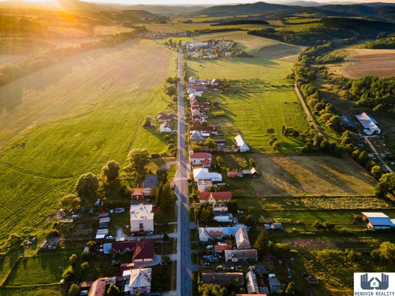 Vidéki táj házakkal és úttal naplementekor, Alsósztregova, Fő utca.