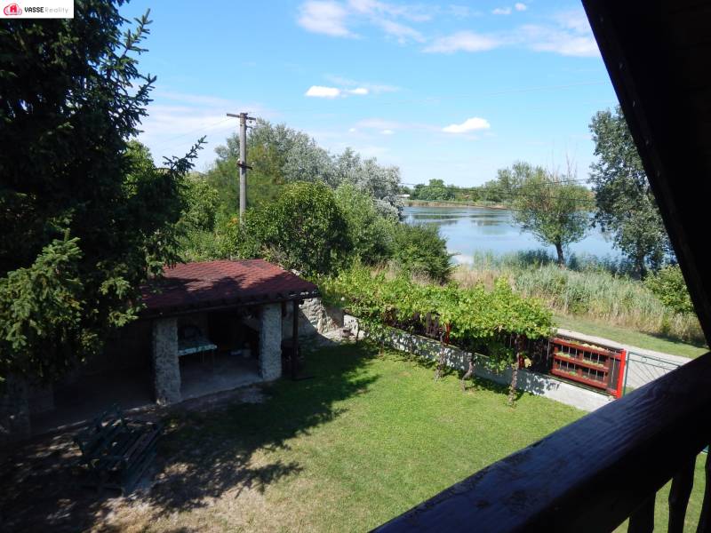 Kert pavilonnal a tó mellett és zölddel a Klížska Nemá-i házikóból.