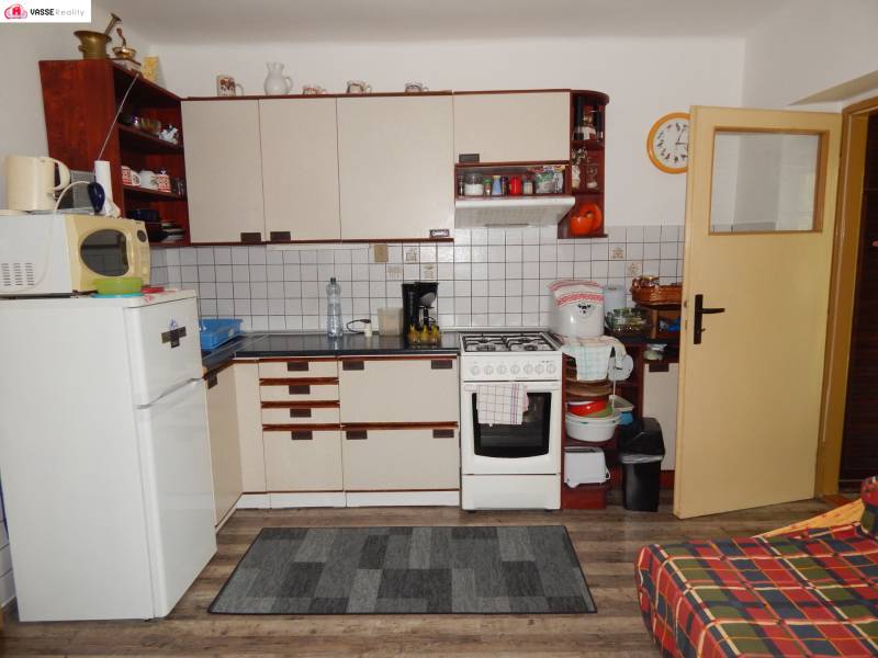 Konyha faházban fa padlóval, szekrényekkel és készülékekkel.