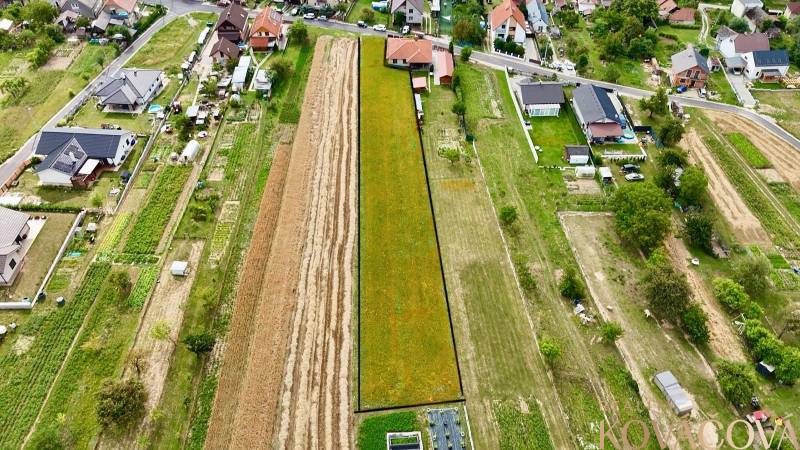 A légi felvétel lakóterületeket mutat Trencsénjasztrabán, amelyeket házak és kertek vesznek körül.