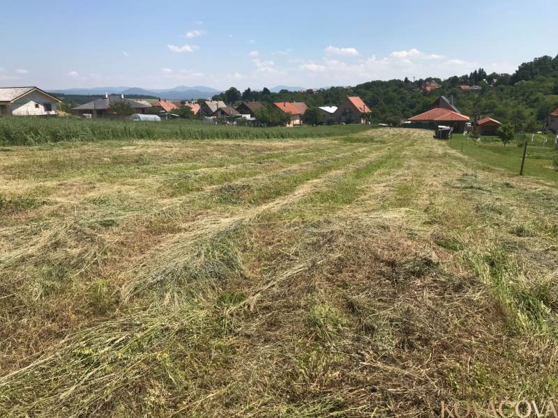 Lakóövezeti telkek Trenčianske Jastrabie-ban, kilátással a környező tájra és házakra.