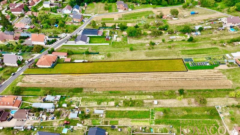 Panorámás kilátás a lakóterületekre Trenčianske Jastrabéban, házakkal körülvéve.