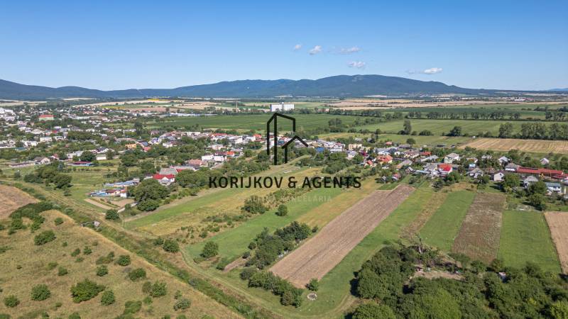 A Sečovce panorámája lakóterületeket kínál festői természettel és mezőkkel körülvéve.
