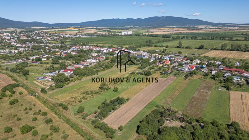 Panorámás kilátás Sečovcéra a kiterjedt lakóterületekkel és a környező mezőkkel.