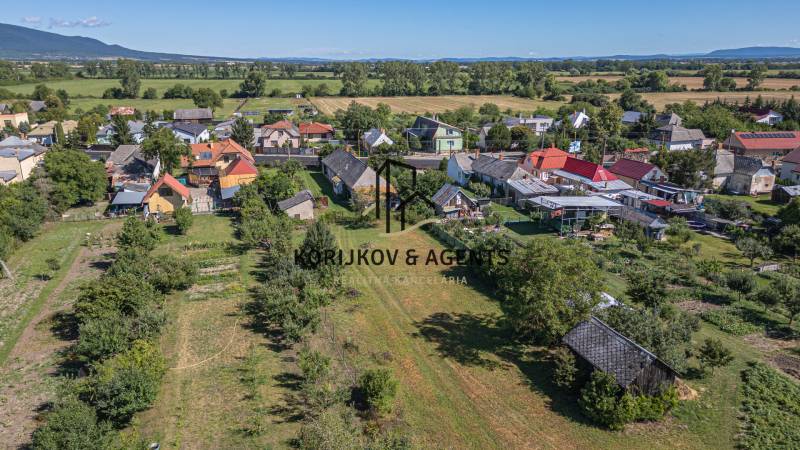 Légi felvétel a Sečovce-i lakóterületekről, amelyeket zöld területek és elszórt házak vesznek körül.