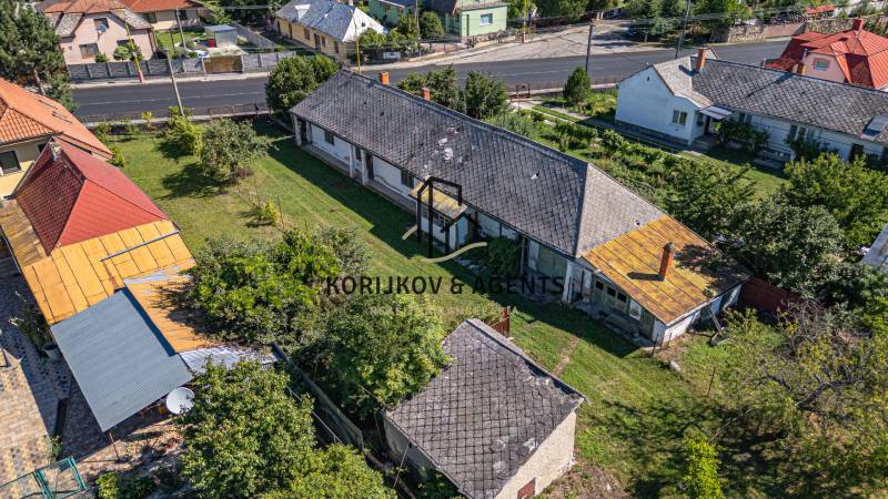 Családi házak Sečovce-ben, telkek - lakóhely kerttel és gondozott környezettel.