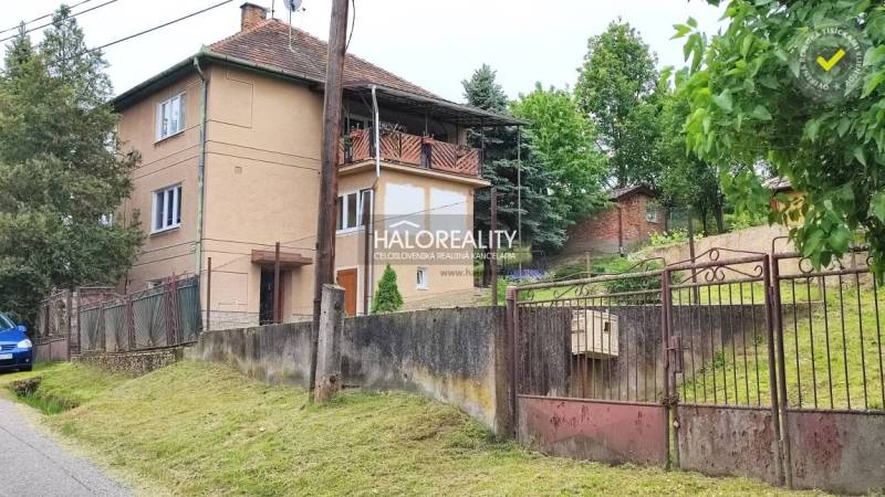 Családi ház Csehbrezován nagy kerttel, kerítéssel és verandával.
