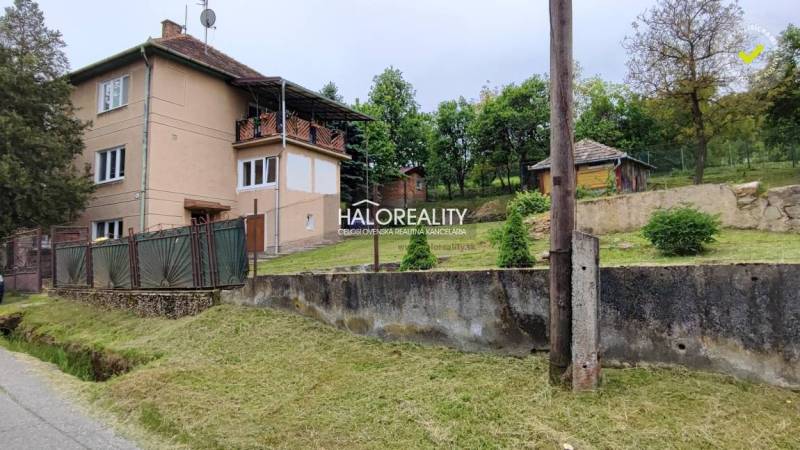 Családi ház Csehbrezován kerttel és gyönyörű természettel a háttérben.
