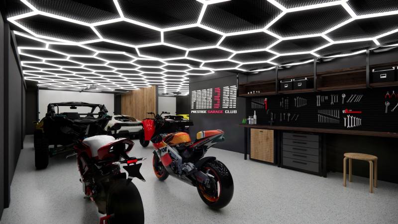 Motorkák és szerszámok luxus üzlethelyiségekben modern világítással.