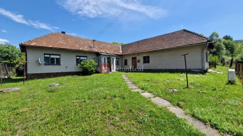 Családi ház Mníšek nad Hnilcom-ban tágas kerttel és műholdas antennával.