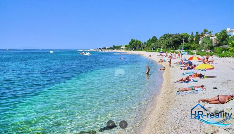 A novaljai strand turistákkal, akik a tenger mellett pihennek.