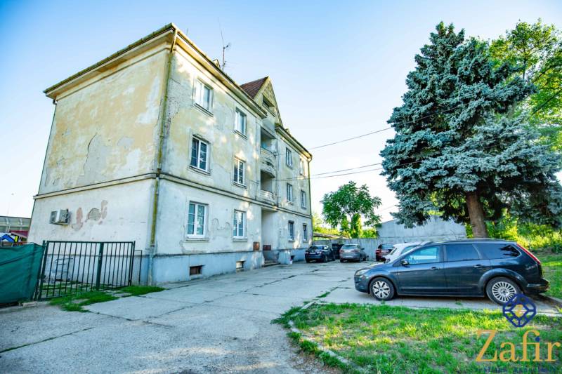 A Nobel utca lakóházának külső része Trnavában, parkolóval a 3 szobás lakáshoz.