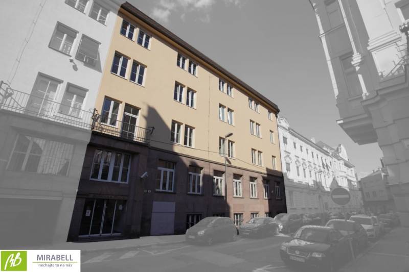 Az épület a pozsonyi Óvárosban, a Gunduličova utcában, sorházak között, autókkal körülvéve.