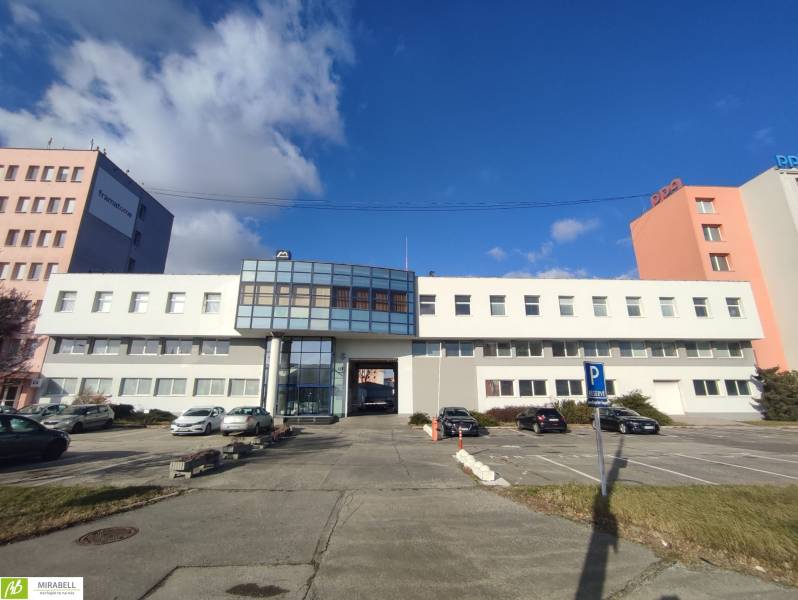Irodák a Vajnorská utcán, Pozsony - Újváros, parkolóhellyel és autókkal.