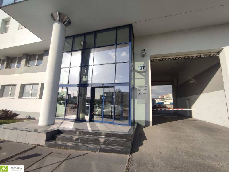 Üveg bejárat az irodákhoz a Vajnorská utcában, Pozsony - Újváros, két lépcsővel.