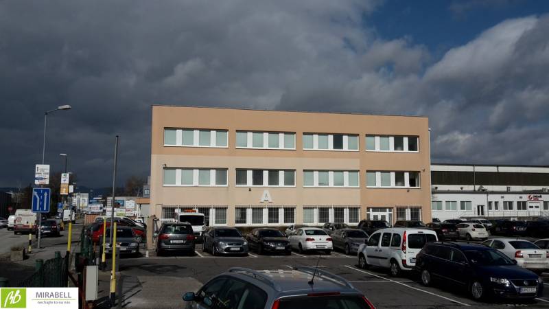 Irodaház, parkoló és autók a Pozsonyi - Ružinov-i Pestovateľská utcában.
