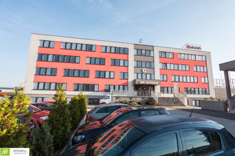 Irodaház a Pozsonyi - Ruzsinóv Kertész utcában parkolóval és lépcsőházzal.