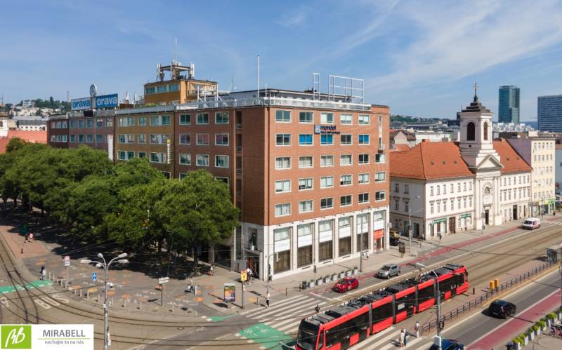 Irodaház az SNP utcán, Pozsony - Óváros, villamos halad át az utcán.