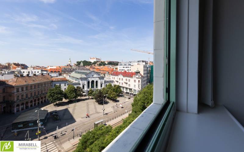 Kilátás az irodákból Pozsony - Óváros, SNP tér, történelmi épületekkel.