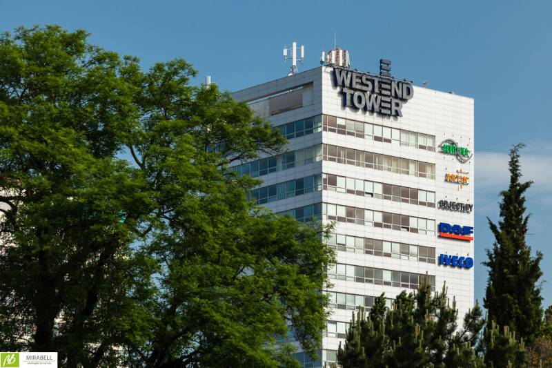 A Westend Tower épülete a fák között a Dúbravská úton, Pozsony - Karlova Ves városrészében.