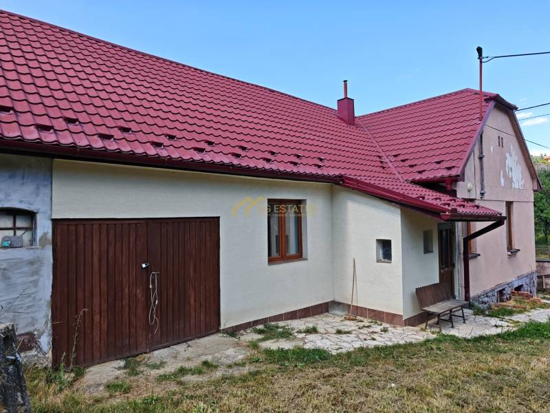 Családi ház a Vranov nad Topľou Dlhá utcáján, piros tetővel és két ajtóval.