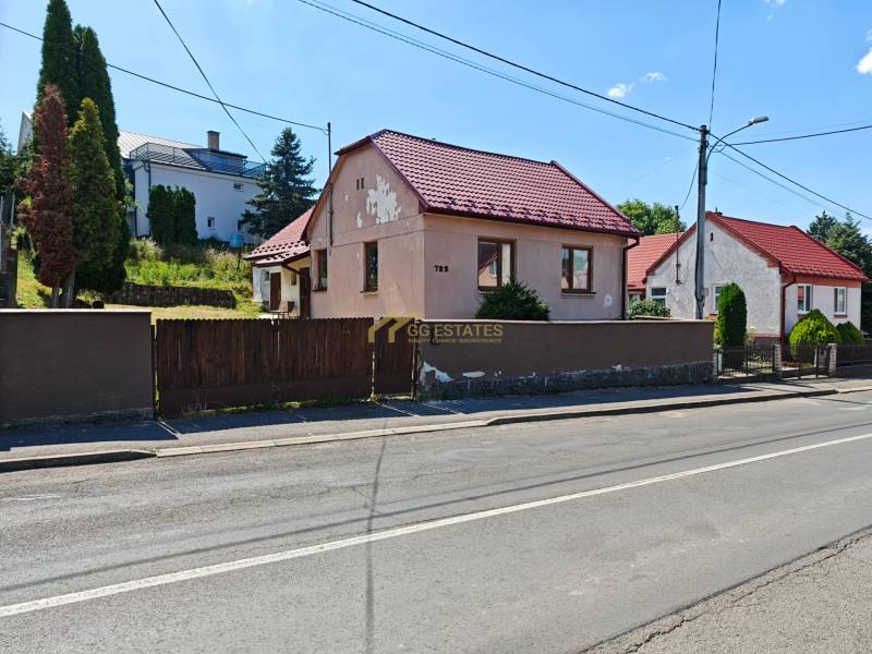Családi ház Vranov nad Topľou-ban, a Dlhá utcában, piros tetővel és fa kerítéssel.