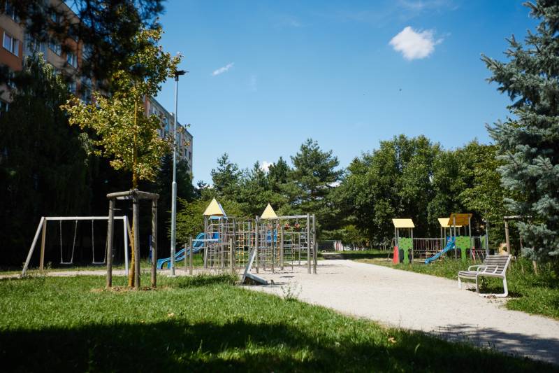Játszótér zöldövezet és panelházak között, Kassa - Juh városrész.