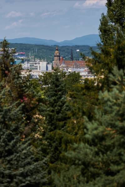 Kassa panorámája, történelmi épületekkel, amelyeket zöldterületek és hegyek vesznek körül a háttérben.