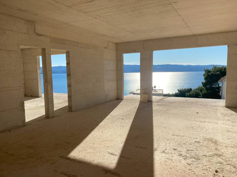 Villa tengerre néző kilátással és befejezetlen építészettel Dućiban.